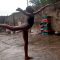 Scalzo sotto la pioggia: il giovane ballerino nigeriano incanta tutti