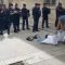 Parigi, il gesto simbolico della polizia per gli operatori sanitari