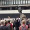 Bristol, manifestanti abbattono la statua del trafficante di schiavi
