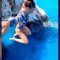 Per inaugurare la vacanza si lancia nel vuoto: il tuffo di Giulia Calcaterra è da brividi