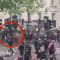 Londra, poliziotta a cavallo si “schianta” contro un semaforo