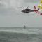 Bagnante in difficoltà per il mare mosso: spettacolare salvataggio con l’elicottero