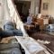 Libano, suona il pianoforte nella casa distrutta dall’esplosione