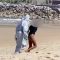 Positiva al coronavirus va a fare surf: arrestata in spiaggia