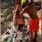 Hamilton scende in pista contro l’inquinamento: ripulisce la spiaggia dai rifiuti