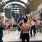 Le Femen protestano in topless al museo d’Orsay: “Questo non è osceno”