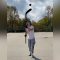 Il ragazzo che “danza” con il disco da hockey: i suoi trucchi incantano il web