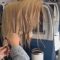 Crudele vendetta in aereo: passeggera infastidita distrugge i capelli a una ragazza
