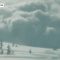 Sta facendo un video agli amici: la valanga si stacca dalla montagna e li travolge
