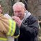 Pompiere salva un cagnolino dalla casa in fiamme: ecco il momento in cui lo riporta al padrone