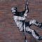 Banksy all’opera, l’artista pubblica un video che lo mostra mentre realizza il murales a Reading