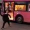 Scontri in Irlanda del Nord: manifestanti incendiano un bus