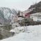 Russia, enorme valanga si stacca dalla montagna e travolge un villaggio
