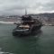 Yacht fuori controllo al porto di Genova: colpisce gommoni poi si schianta sull’Isola delle Chiatte