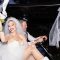 Stivali e abito corto, Gwen Stefani convola a nozze con un look country