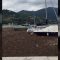 Maltempo, tronchi e detriti invadono il lago di Como
