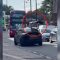 Londra, lascia lo sportello della Tesla aperto e colpisce un autobus