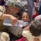 Afghanistan, soldato americano dà da bere ai bambini ammassati all’aeroporto di Kabul