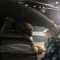 Passeggero molesto a bordo di un aereo, l’equipaggio lo lega al sedile con il nastro adesivo