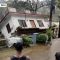 Maltempo in india, casa portata via dal fiume