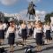 Via le uniformi: le hostess di Alitalia protestano in sottoveste