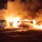 Milano, incendio in un piazzale di sosta: a fuoco vetture, container e un’autocisterna