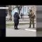 “Chi siete? Cosa volete?”: il coraggio di un’ucraina davanti al soldato russo