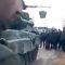 Ucraina, decine di civili a piedi bloccano un tank russo