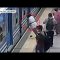 Argentina, una donna sviene e finisce sotto la metropolitana