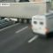 Inversioni a U in autostrada: le folli manovre di un tir e una macchina