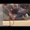 Usa, tre agenti di polizia prendono a pugni e ginocchiate in testa un uomo a terra