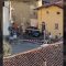 Auto resta bloccata nel passaggio a livello a Sale Marasino (Brescia): travolta dal treno