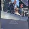 Giorgia Meloni sale a bordo di un F-35 dell’Aeronautica