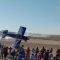 Aereo acrobatico si avvicina troppo al suolo, tragedia sfiorata durante lo show in Argentina
