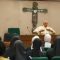 Papa Francesco scherza con le suore: “Avete pregato per me o contro?”