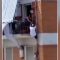 Napoli, sospeso nel vuoto per recuperare dei panni caduti dal balcone