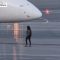 Donna in piedi davanti a un aereo che sta per decollare: arrestata