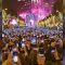 Una distesa di smartphone: il video virale del Capodanno a Parigi