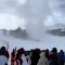 Il “diavolo di neve” lascia di stucco gli sciatori