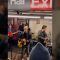 I Green Day suonano a sorpresa nella metro di New York: fan in delirio