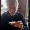 Michael Douglas e l’ostrica gigante: l'”impresa” culinaria finisce sui social