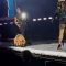 Incidente per Madonna sul palco di Seattle: un ballerino inciampa e lei cade dalla sedia