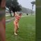 Gioca a golf durante l’uragano Milton: la trovata dell’influencer americana