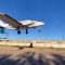 Texas, un aereo da turismo si schianta sull’autostrada