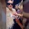 Mariah Carey firma un seno a Rihanna