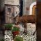 Abruzzo, per le vie del piccolo borgo spunta un cervo