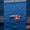 Bimbo di 5 anni trascinato al largo mentre fa il bagno con la nonna sul materassino
